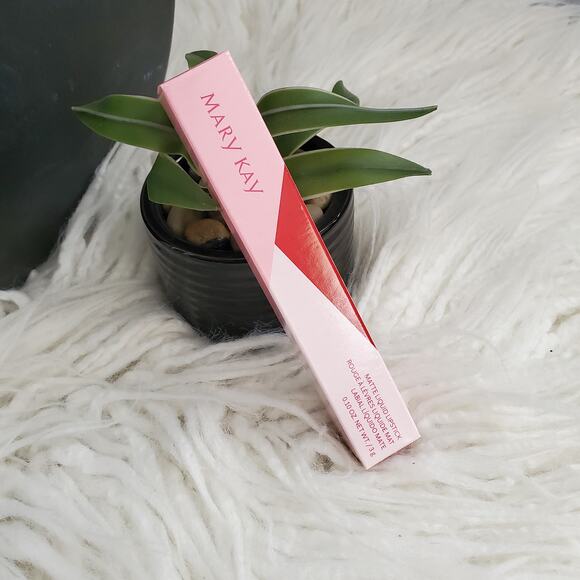 Mary Kay Classic Red Matte Liquid Lipstick - Picture 2 of 6